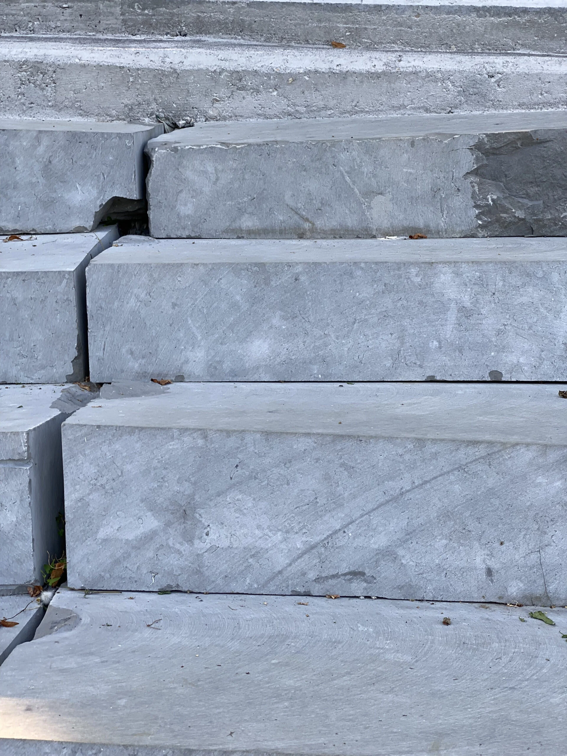 Detalle de escalones de piedra con juntas irregulares.